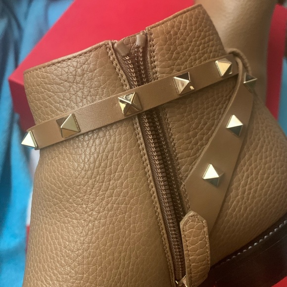 🌈ROCKSTUD Ankle Boot
VALENTINO GARAVANI SIZE8US🌈 - Picture 7 of 16
